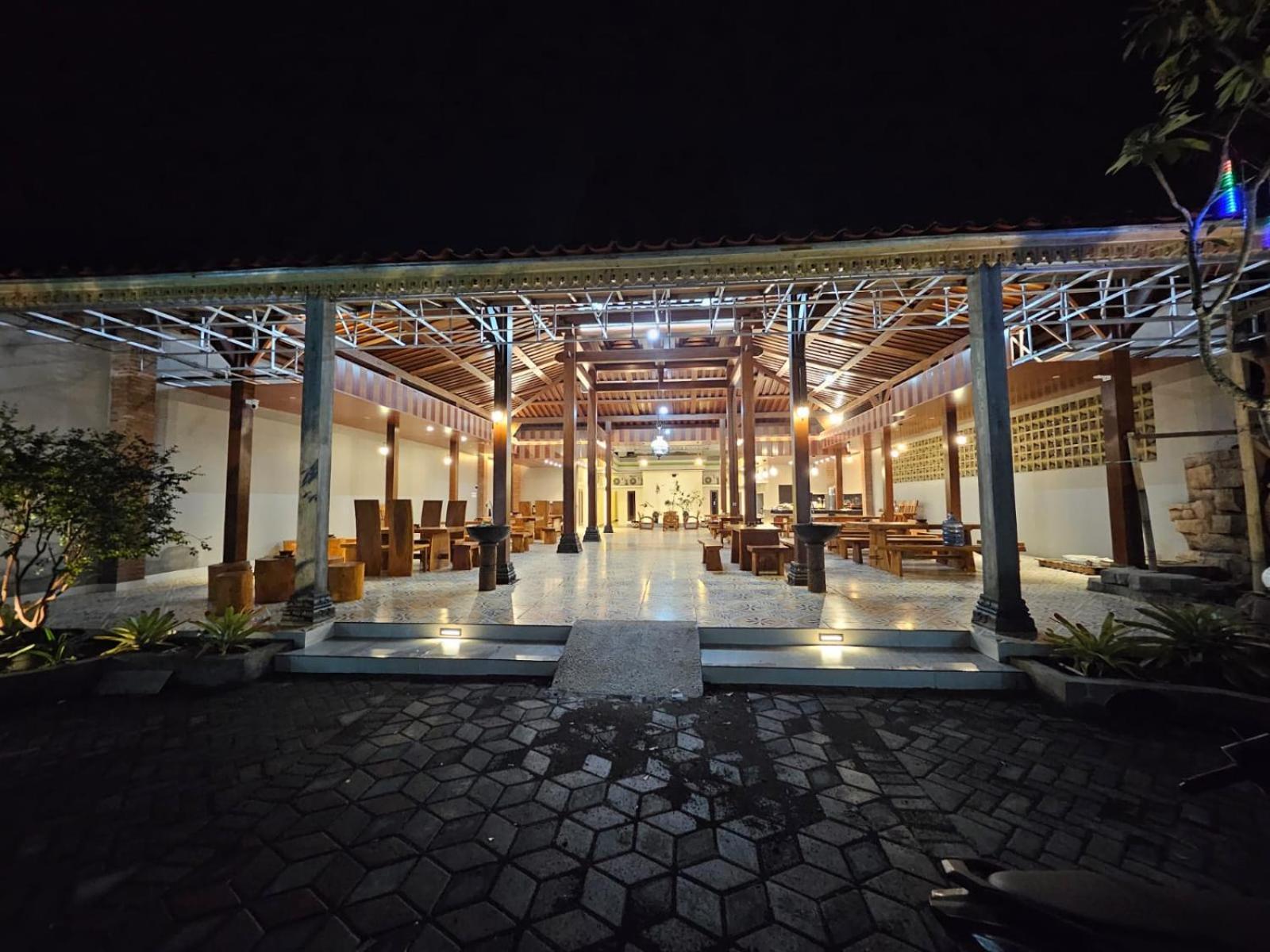 Omah Joglo Bugis Hotel Wendit Exterior photo